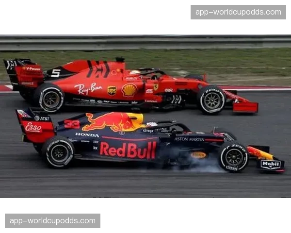 特写：在维修区紧张指挥的詹姆斯·沃尔斯，肩负着带领阿斯顿·马丁重返前列的重任