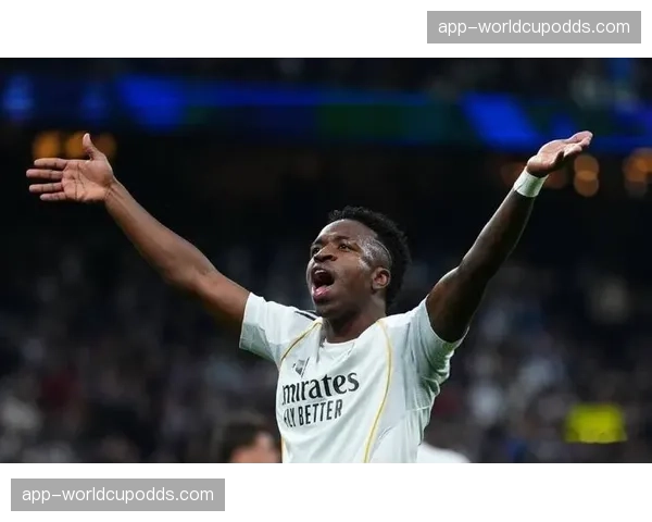 特写：埃德森扑出贝林厄姆必进球后，与迪亚斯激动撞胸庆祝