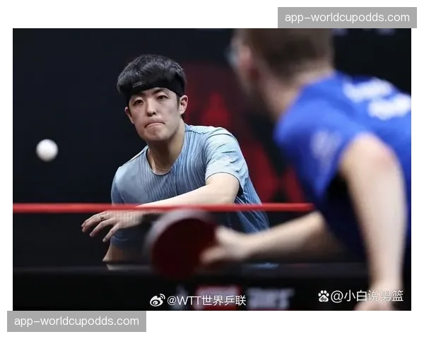 新加坡赛场现温情一幕:邱党为捡球童擦拭地胶汗水