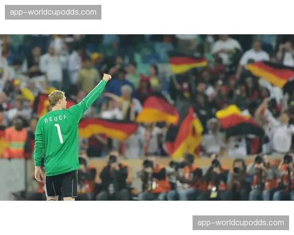 诺伊尔高接抵挡，半场完成五次关键扑救力保拜仁球门不失